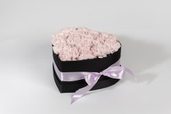 Cutie formă de inimă neagră satinată medie (25cm) + 19garoafe roz săpun