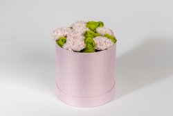 Cutie rotundă roz satinată mică (15cm) cu capac +13 flori săpun garoafe roz și trandafiri verzi