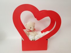 Cutie forma de maner inima rosie cu trandafiri albi si ursulet