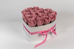 Cutie inimă albă satinată mică + 18 fire trandafiri roz prăfuit (20cm)