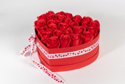 Cutie inimă roșie mare (24cm) + 26 trandafiri roșii de săpun