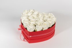 Cutie inima rosie medie (22cm) + 21 trandafiri albi sapun