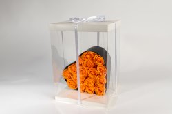 Cutie transparent pătrată înaltă cu capac alb + cutie inimă neagră maedie (25cm) + 16 trandafiri portocalii
