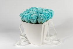 Cutie coșuleț alb cu mâner panglică + 16 flori săpun trandafiri albaștrii