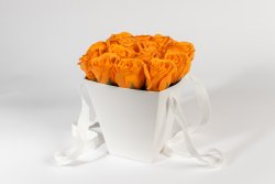 Cutie coșuleț alb cu mâner panglică + 14 flori săpun trandafiri portocalii