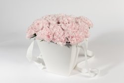 Cutie coșuleț alb cu mâner panglică + 23 flori săpun garoafe roz