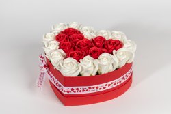 Cutie roșie inimă medie (22cm) + 23 trandafiri albi și roșii