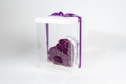 Cutie pătrată înaltă cu pereți transparenți și capac alb; cutie inimă lavandă medie + 15 trandafiri săpun mov