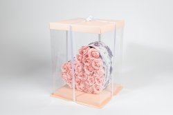 Cutie pătrată înaltă cu pereți transparenți și capac roz; cutie inimă lavandă mare + 21 trandafiri săpun mov