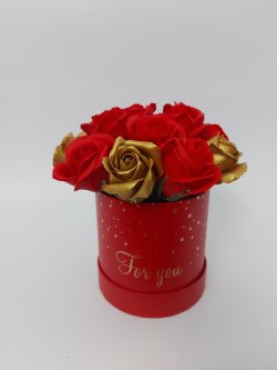 Cutie rotunda rosie mica for you cu aranjament floral sapun rosu-auriu
