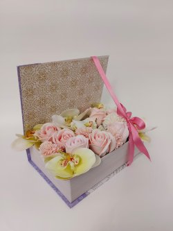 Cutie tip carte Lavanda cu flori sapun roz si orhidei silicon albe