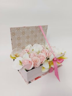 Cutie tip carte Floral cu flori sapun pastel si orhidei silicon