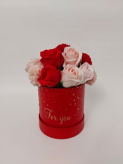 Cutie rotunda rosie mica for you cu aranjament floral sapun rosu-roz