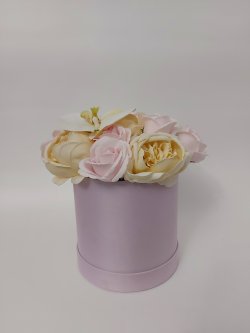 Cutie rotunda satinata mov  cu aranjament floral sapun crem-roz