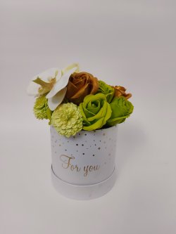 Cutie rotunda alba mica for you  cu aranjament floral sapun multicolor