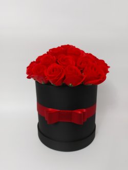 Cutie rotunda neagra cu aranjament de trandafiri