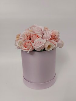 Cutie rotunda mov satinata medie cu aranjament floral sapun pastel