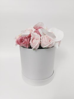 Cutie rotunda satinata alba medie cu aranjament cu trandafiri sapun pastel roz