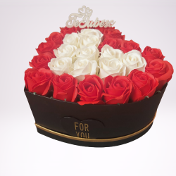 Cod 002 Cutie inima neagra mare For you cu 25 trandafiri sapun rosu cu alb , mesaj te iubesc 