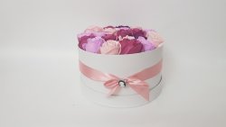cutie rotunda mare alba 21cm cu 21 trandafiri sapun pastel roz cu mov si brosa camee