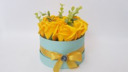cutie rotunda mica 14cm verde mint cu 11 trandafiri sapun galbeni si 5 fire eucalipt artificial