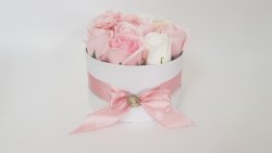 cutie rotunda mica alba 14cm cu 11 fire trandafiri sapun  si cires pastel ro pal cu brosa camee