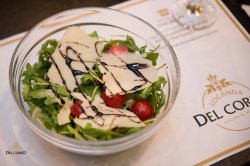 Salata de rucola cu roșii cherry și parmezan image