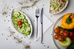 Salată de castraveți verzi image