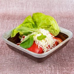 Salată de roșii cu telemea image