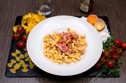 Macaroane cu branză cheddar, bere și bacon image