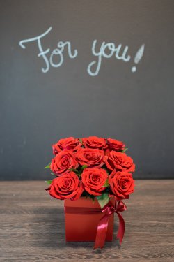 "For you" 9 trandafiri rosii in cutie eleganta cu fundita