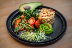 Papara din tofu cu legume, salată de roșii și avocado  image