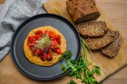 Humus cu salată de ardei copți servit cu pâinea casei image