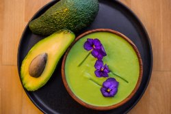 Supă cremă de mazăre cu avocado image