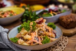 Salată de crudități cu quinoa  și lipie crocantă image