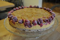 Tort de cătină cu zmeură și caramel image