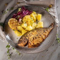 Dorada grill cu cartofi natur image