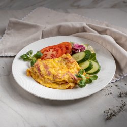 Omletă cu șuncă și mozzarella / Omelette with ham and mozzarella image