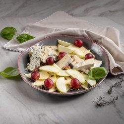 Platou brânzeturi cu struguri și mere image