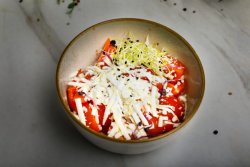 Salată de roșii cu brânză rasă image