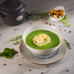 Supă cremă de spanac cu ou de prepeliță pe pat de parmezan image