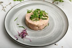 Tartar de somon cu capere și microplante image