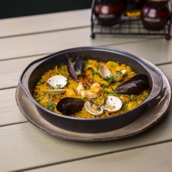 Paella cu fructe de mare image