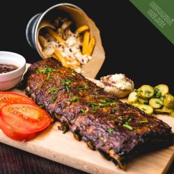 Coaste de porc BBQ și cartofi prăjiți image