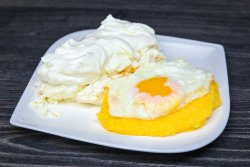 Mămăliguță cu brânză, smântână și ou ochi image