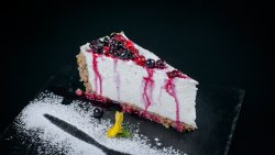 Cheesecake cu sos de fructe de padure image