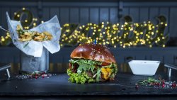 Hamburger Lazarini cu cartofi cu usturoi și parmezan image