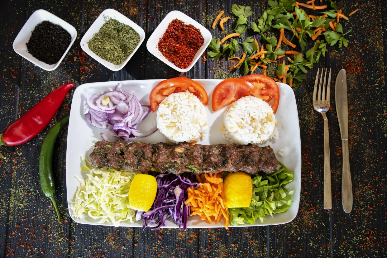 Beyti kebab cu usturoi și pătrunjel image