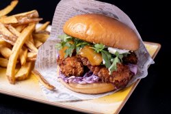 35% reducere: Buttermilk Chicken Burger + Doza suc la alegere image