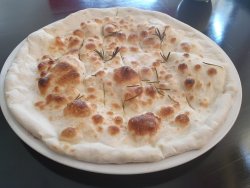 Pane pizza con rosmarino image